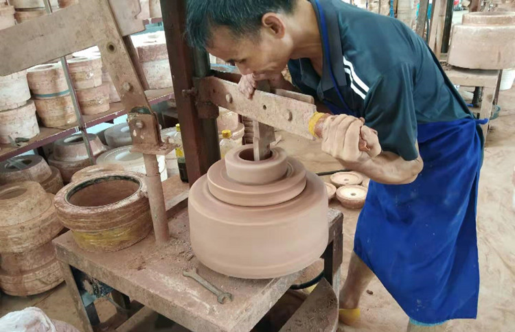钦州坭兴陶成型技术之注浆成型工艺，用于浇注扁平的日用器形或某些器形的附件